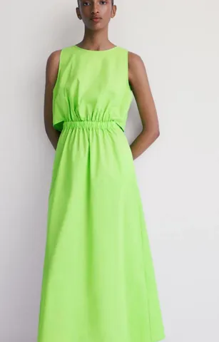 Vestido verde lima con aberturas de Massimo Dutti